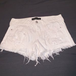 Super cute white cutoff shorts! ❌ NO FLAWS ❌